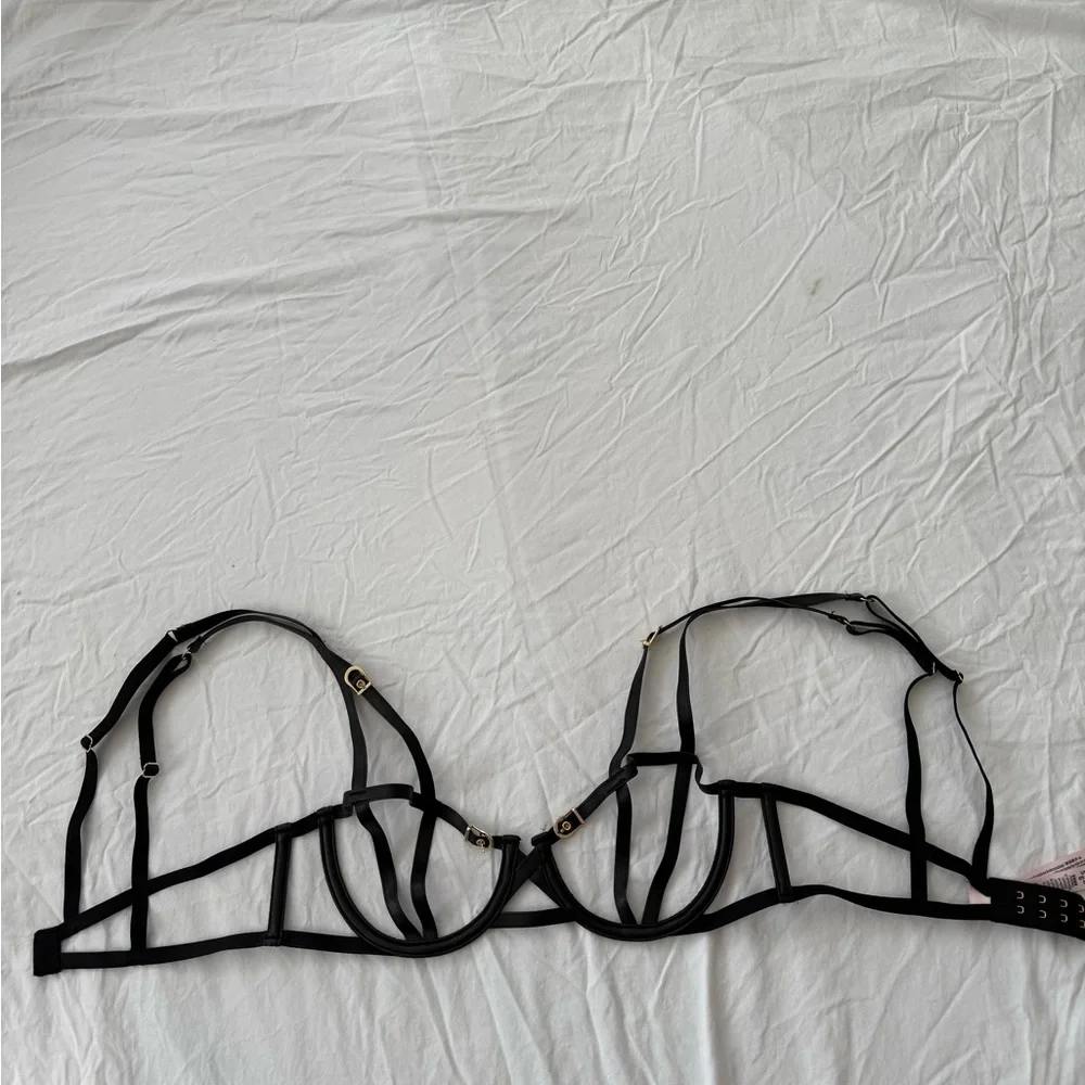 Victoria's Secret Black Strappy Bra - Picture 2 of 6